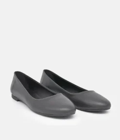 Versatile Round Toe Black Ballet Flats